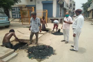 mcd team cleaning drains in bapraula ward of delhi dehat