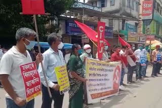 পেট্রল-ডিজেলের মূল্য বৃদ্ধির প্রতিবাদে কৃষ্ণনগরে বিক্ষোভ সিআইটিইউয়ের কর্মীদের