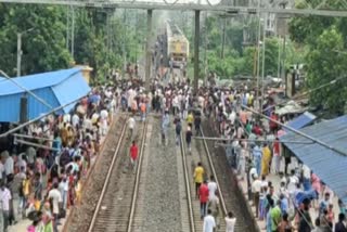 লোকাল ট্রেন চালানোর দাবিতে সোনারপুর,মল্লিকপুর স্টেশনে ভাঙচুর নিত্যযাত্রীদের