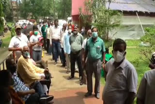 peoples-ruckus-at-vaccination-center-in-dhanbad