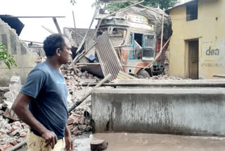 truck rammed into a hotel and caused an accident on Dhule-Surat National Highway