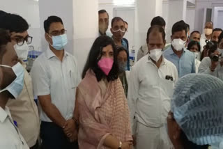 Childrens Commission Chairperson Sangeeta Beniwal, Banswara news, बाल आयोग अध्यक्ष संगीता बेनीवाल, कलेक्टर अंकित कुमार सिंह, Collector Ankit Kumar Singh, M.G. Hospital Banswara, महात्मा गांधी अस्पताल बांसवाड़ा, बांसवाड़ा न्यूज, राजस्थान न्यूज, rajasthan news, rajasthan latest news, banswara news