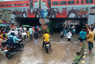 एक घंटे बारिश से ही सड़क बनी तालाब