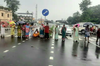 road-block-agitation-in-siliguri-for-not-getting-covid-19-vaccine