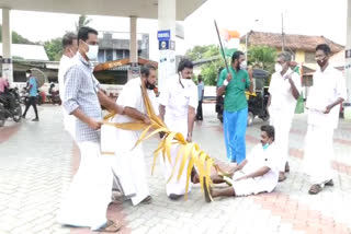 പാളയിലിരുത്തി സമരം വാര്‍ത്ത  ഇന്ധന വിലവർധനവ് കോട്ടയം സമരം വാര്‍ത്ത  ഇന്ധന വിലവർധന പാളയിലിരുത്തി സമരം വാര്‍ത്ത  തിരുവഞ്ചൂര്‍ രാധാകൃഷ്‌ണന്‍ വാര്‍ത്ത  kottayam fuel price hike protest news  fuel price hike protest kottayam news  kottayam strike latest news