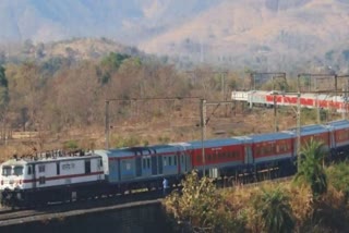 Rajadhani express  rajadhani express derailed  god delhi rajadhani express  train derailed  ratnagiri express  രാജധാനി എക്‌സ്‌പ്രസ്  രത്നഗിരിയിൽ തുരങ്കത്തിനുള്ളിൽ ട്രെയിൻ പാളം തെറ്റി  ഡൽഹി ഗോവ രാജധാനി എക്‌സ്‌പ്രസ്  കൊങ്കൺ റെയിൽവേ