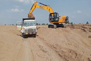 Action against illegal sand transport in Dhamtari