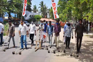 mayiladuthurai news  mayiladuthurai latest news  பெட்ரோல் டீசல் விலை உயர்வைக் கண்டித்து போராட்டம்  பெட்ரோல் டீசல் விலை  தரங்கம்பாடி பெட்ரோல் டீசல் விலை கண்டித்து போராட்டம்  மயிலாடுதுறை செய்திகள்  மயிலாடுதுறை தரங்கம்பாடியில் பெட்ரோல் டீசல் விலை கண்டித்து போராட்டம்  public protest  mayiladuthurai tharangambadi public protest against petrol diesel rate  public protest against petrol diesel rate