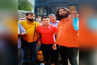 investigation orders against Policeman taking selfie with Sushil