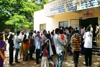 darwada people rushed in front of vaccine center to get vaccine