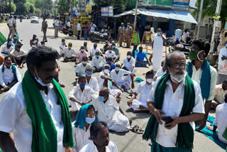 trichy farmers protest  3 farm act  farmers protest against 3 farm act  trichy farmers protest against 3 farm act  Farmers block road in Trichy  Farmers block road in Trichy demanding repeal of 3 farm act  trichy news  trichy latest news  protest  farmer protest  திருச்சி செய்திகள்  திருச்சியில் விவசாயிகள் சாலை மறியல்  வேளாண் சட்டங்களை ரத்து செய்யக்கோரி திருச்சியில் விவசாயிகள் சாலை மறியல்  வேளாண் சட்டங்களை ரத்து செய்யக்கோரி விவசாயிகள் சாலை மறியல்  விவசாயிகள் போராட்டம்  வேளாண் சட்டம்