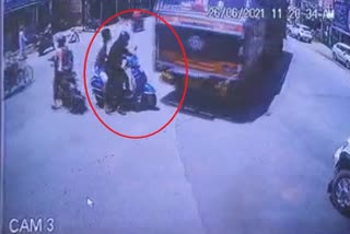 uncontrollable-truck-hit-scooty-rider-in-rishikesh