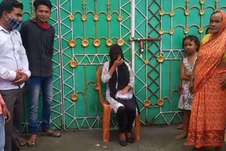 girl agitates in front of lover's house in Jalpaiguri