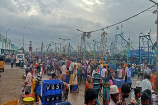 kasimedu fish market  chennai kasimedu fish market  chennai kasimedu fish market people rush  people rushes in kasimedu fish market  fish market  chennai news  chennai latest news  fisher man worries about less amount of fish  less amount of fish  காசிமேடு மீன் மார்கெட்  காசிமேடு மீன் சந்தை  சென்னை காசிமேடு மீன் சந்தை  மீன் சந்தை  சென்னை செய்திகள்  மீன் வரவு குறைவால் மக்கள் ஏமாற்றம்  மீன் வரத்து குறைவால் மீனவர்கள் கவலை  சென்னை காசிமேடு சந்தையில் மீன் வரத்து குறைவால் மீன் வியாபாரிகள் கவலை  சென்னை காசிமேடு மீன் மார்கெட் மீன் வரத்து