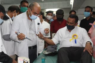 health-minister-donated-blood-in-jamshedpur