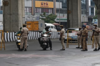 TN crime branch  TN crime branch registers case against 10 police officers  case against 10 police officers in Tamil Nadu  Illegal detention case in Tamil Nadu  10 പൊലീസുകാർക്കെതിരെ തമിഴ്‌നാട് ക്രൈംബ്രാഞ്ച് കേസ് രജിസ്റ്റർ ചെയ്തു  ക്രൈംബ്രാഞ്ച്  തമിഴ്‌നാട് ക്രൈംബ്രാഞ്ച്  അസിസ്റ്റന്‍റ് കമ്മീഷണർ  സിബി-സിഐഡി  തമിഴ്‌നാട് സിബി-സിഐഡി