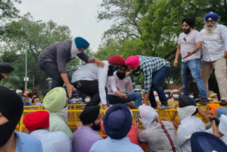 sikhs protest in delhi against forced conversion in kashmir