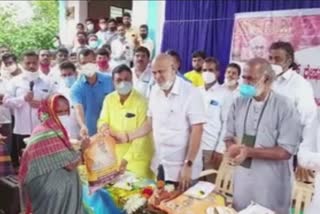 shivaram-hebbar-distributes-food-kit