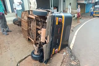 liquer raid  auto rickshaw  മദ്യം പിടിച്ചു  ഓട്ടോ മറിഞ്ഞു  കാസർകോട് വാർത്തകള്‍  kasargod news