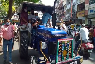 ट्रैक्टर चलाकर जीतू पटवारी ने जताया विरोध