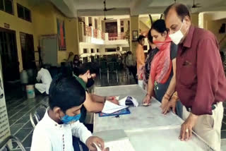 karnal school students handled corona vaccination camp