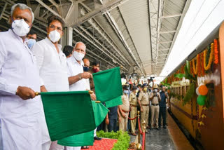 Karnataka CM flags off 'Kisan' Rail service to Delhi