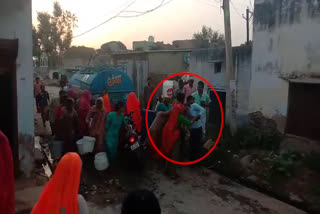 पानी के लिए मोहल्ले वासी में लड़ाई, Fight in the locality for water