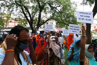 Mahila Morcha surrounded the police station