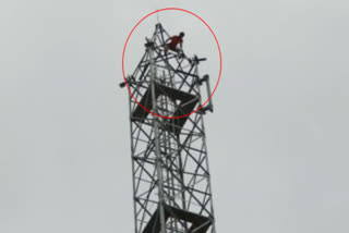 मोबाइल टॉवर पर चढ़ा युवक, man climbing on mobile tower