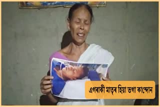 a-mother-call-for-help-for-his-son-in-majuli