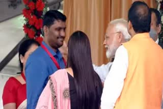 accused of conversion irfan sheikh shared the manch with prime ministernarendra modi