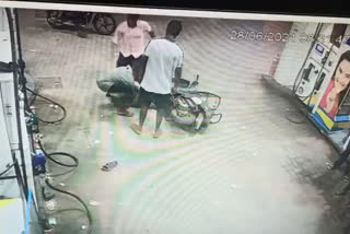 Miscreants attack on petrol pump boy, Miscreants attack on petrol pump boy in Chamarajanagar, Chamarajanagar news, Chamarajanagar crime news, ಪೆಟ್ರೋಲ್​ ಬಂಕ್​ ಬಾಯ್​ ಮೇಲೆ ದುಷ್ಕರ್ಮಿಗಳಿಂದ ಹಲ್ಲೆ, ಚಾಮರಾಜನಗರದಲ್ಲಿ ಪೆಟ್ರೋಲ್​ ಬಂಕ್​ ಬಾಯ್​ ಮೇಲೆ ದುಷ್ಕರ್ಮಿಗಳಿಂದ ಹಲ್ಲೆ, ಚಾಮರಾಜನಗರ ಸುದ್ದಿ, ಚಾಮರಾಜನಗರ ಅಪರಾಧ ಸುದ್ದಿ,