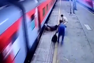 An RPF constable saves passenger's life at Mumbai's Borivali Railway Station