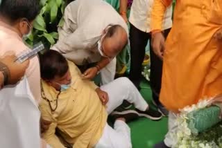 minister narendra singh tomar fell from the stage in gwalior