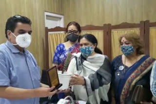 ویمن انروہیل کلب ادھمپور تنظیم نے ڈاکٹروں کو اعزاز سے نوازا