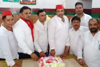 Samajwadi Party leaders break rules of Corona protocol on Akhilesh Yadav birthday