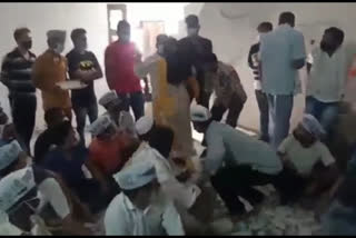 woman slap young man in AAM AADMI PARTY meeting GHAZIABAD