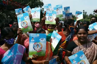 women protest in prathipadu for house sites