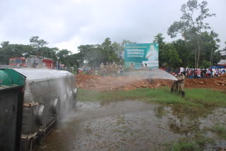 കലവൂരിൽ സ്‌പിരിറ്റ് ലോറി മറിഞ്ഞു  സ്‌പിരിറ്റ് ലോറി മറിഞ്ഞു  ആലപ്പുഴ കലവൂരിൽ സ്‌പിരിറ്റ് ലോറി മറിഞ്ഞു  ആലപ്പുഴ കലവൂർ വാർത്ത  വൻ അപകടം ഒഴിവായി  സ്‌പിരിറ്റ് ലോറി മറിഞ്ഞു  Spirit lorry overturns at Kalavoor  Spirit lorry news  Spirit lorry overturn news  alappuzha Spirit lorry news  spirit lorry accident