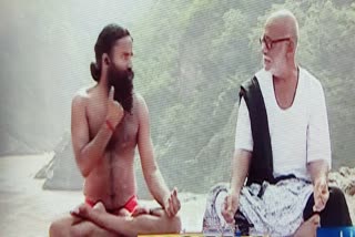 morari-bapu-did-yoga-with-baba-ramdev-in-devprayag