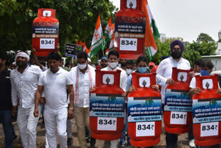 Youth Cong workers protest against LPG price hike in Delhi