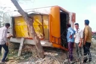 सिणधरी में बस पलट गई, bus overturned in sindhri