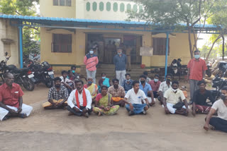 people staged protest infront of manaparai police station