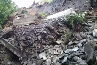 بارہمولہ: شدید بارش کے سبب پُل اور روڈ کی دیوار کو نقصان