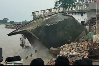 House collapses into Sikarhana River in Bihar