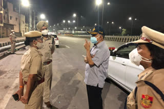 delhi cp inspected police pickets,  ps and ghazipur border on Saturday late night