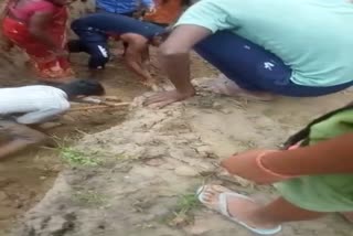 6 ફૂટ ઉંડા માટીના ખાડામાં દબાયેલા બાળકને 30 મિનિટ બાદ કઢાયો જીવંત