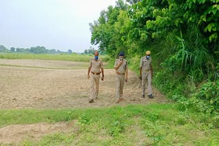 महिला की हत्या की जांच करती पुलिस.