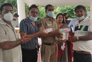 Shiva Chauhan gave 10 thousand N95 masks to Delhi Police