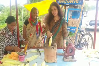 MP Saroj Pandey roasted corn with women roadside